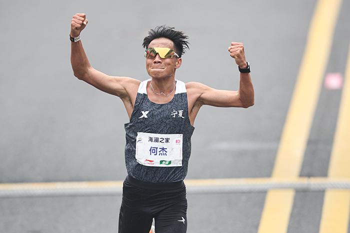 2小時06分57秒！何杰打破全國馬拉松紀(jì)錄