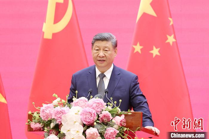 習(xí)近平同越共中央總書記蘇林、越南國家主席梁強共同會見中越人民大聯(lián)歡活動代表