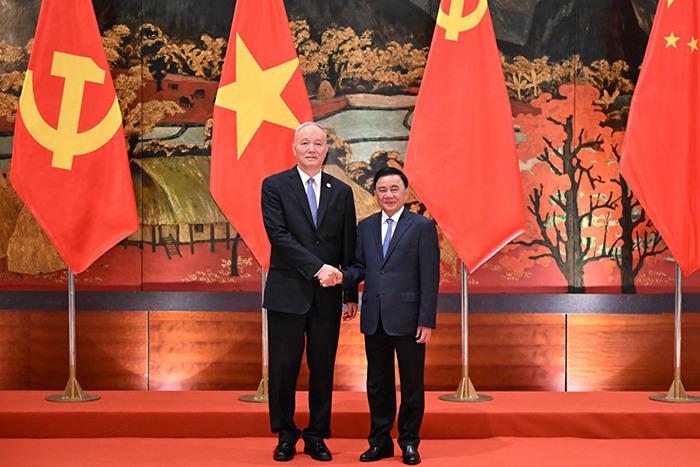 蔡奇同越共中央政治局委員、中央書記處常務(wù)書記陳錦繡舉行會談
