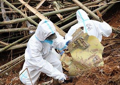 武警官兵分批次、分區(qū)域搜索