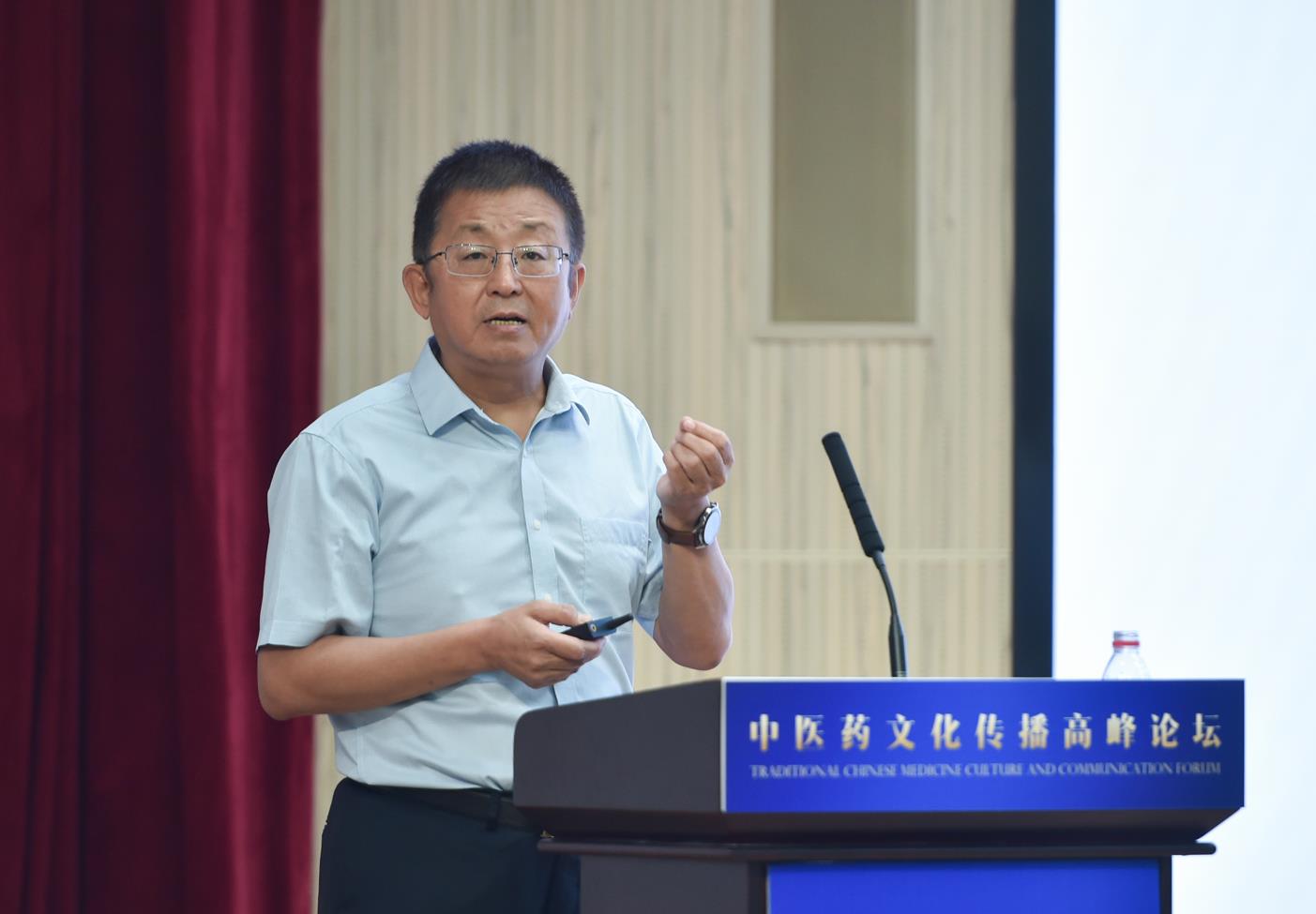 中國(guó)中醫(yī)科學(xué)院原院長(zhǎng)、首席研究員、中國(guó)非物質(zhì)文化遺產(chǎn)保護(hù)協(xié)會(huì)副會(huì)長(zhǎng)兼中醫(yī)藥委員會(huì)會(huì)長(zhǎng)曹洪欣發(fā)表主旨演講。