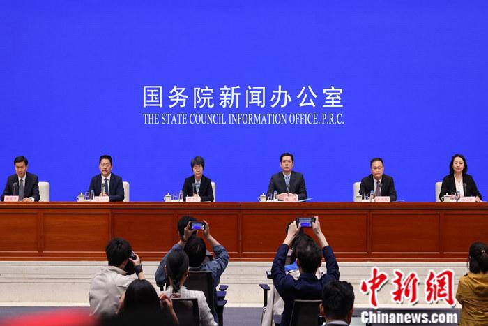 4月19日，中國國務(wù)院新聞辦公室在北京舉行新聞發(fā)布會，商務(wù)部副部長郭婷婷、商務(wù)部綜合司司長楊濤、市場運(yùn)行和消費(fèi)促進(jìn)司司長徐興鋒、對外貿(mào)易司司長李興乾、外國投資管理司負(fù)責(zé)人吉小楓介紹2024年一季度商務(wù)運(yùn)行及工作情況，并答記者問。 <a target='_blank' href='/'>中新社</a>記者 楊可佳 攝 