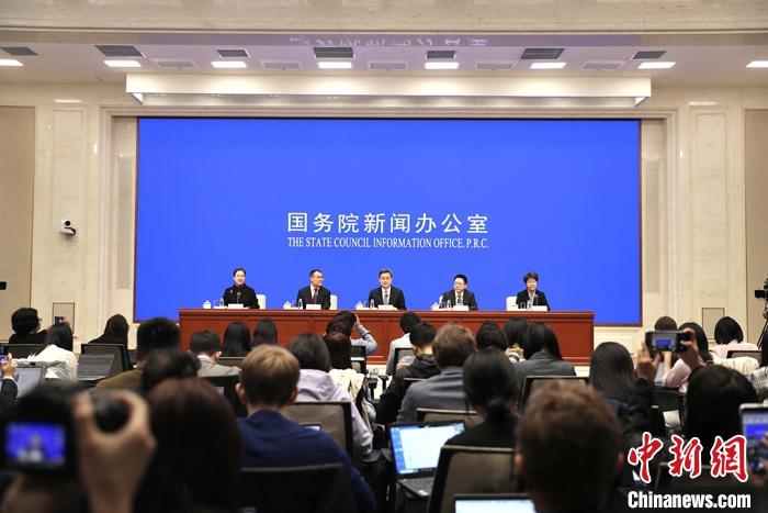 10月12日，中國國務院新聞辦公室在北京舉行新聞發(fā)布會，財政部部長藍佛安、財政部副部長廖岷、財政部副部長王東偉、財政部副部長郭婷婷介紹“加大財政政策逆周期調節(jié)力度、推動經濟高質量發(fā)展”有關情況，并答記者問。 <a target='_blank' href='/'>中新社</a>記者 王紫儒 攝
