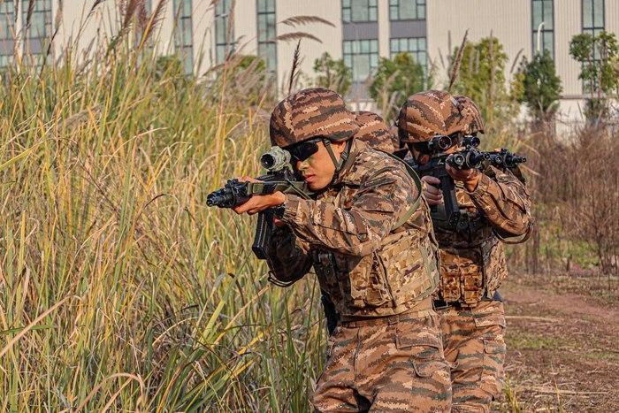 寒冬礪劍！重慶武警特戰(zhàn)隊(duì)員冬日練兵忙